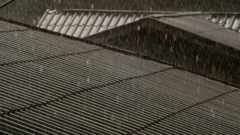 Video Heavy rain fallen extreme weather, Rain drop on the roof. 4K 60 fps Видео 336571268