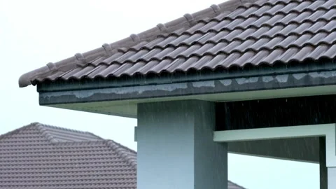 Video Heavy rain fallen extreme weather, Rain drop on the roof. 4K 60 fps 스톡 동영상 336571611