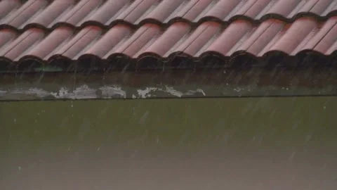 Video Heavy rain fallen extreme weather, Rain drop on the roof. 4K 60 fps 스톡 동영상 336571626