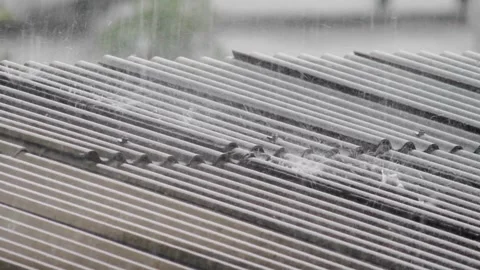 Video Heavy rain fallen extreme weather, Rain drop on the roof. 4K 60 fps 스톡 동영상 336572271