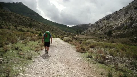 Video of a hiker walking through a path in Serra de Tramuntana Video stock 146591936