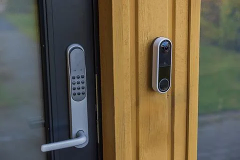 Video intercom system and electronic lock on entrance door of villa. Foto stock