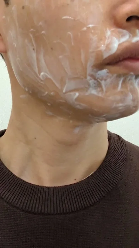 Video of a Japanese man applying anesthetic cream to his face. 스톡 동영상 334220153