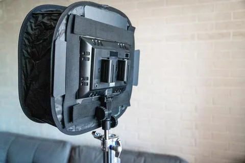 A video light with a softbox, mounted on a stand, and batteries attached Foto stock