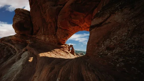 Video loop time lapse of clouds moving. Delicate Arch in Arches National Park Stockbeeldmateriaal 348238780