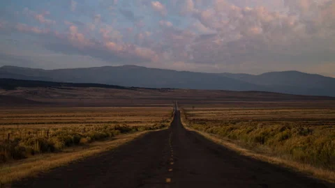 Video loop time lapse of clouds moving over empty desert highway in Death Stockbeeldmateriaal 348238888