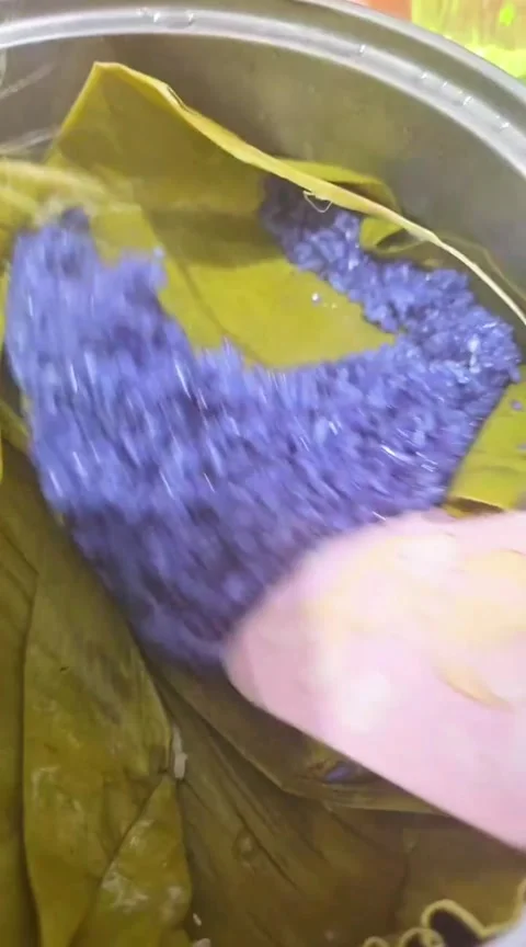 Video of making snacks from sticky rice Stock Footage 324860292