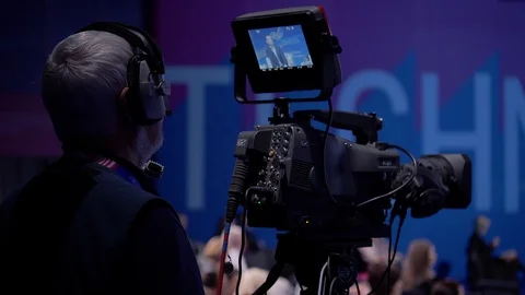 Video man behind of camera on press conference Stock Footage 95497811