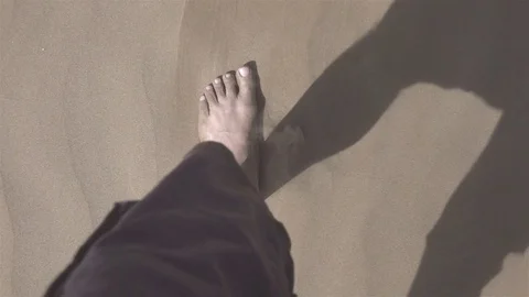 Video of man walking on the sand in real slow motion Vidéo 79290347
