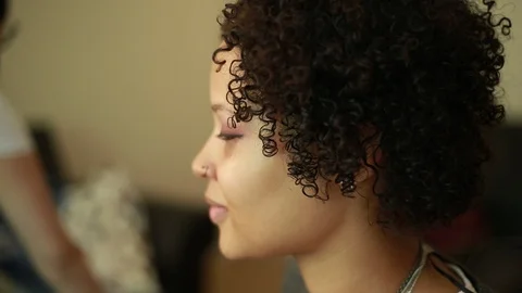 Video of a model having makeup applied by a makeup artist before a photoshoot. 스톡 동영상 89904002