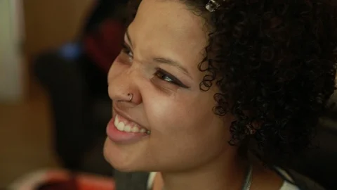 Video of a model having makeup applied by a makeup artist before a photoshoot. Stockbeeldmateriaal 89904131