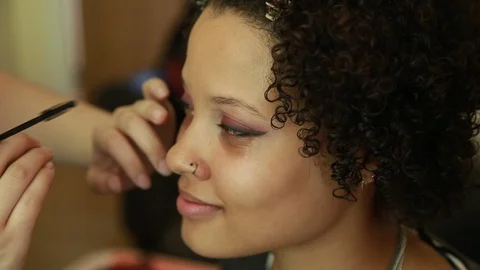 Video of a model having makeup applied by a makeup artist before a photoshoot. 스톡 동영상 89904233