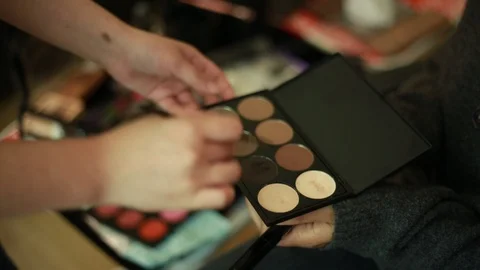 Video of a model having makeup applied by a makeup artist before a photoshoot. 動画素材 89904510