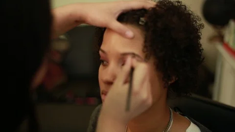 Video of a model having makeup applied by a makeup artist before a photoshoot. 動画素材 89904595