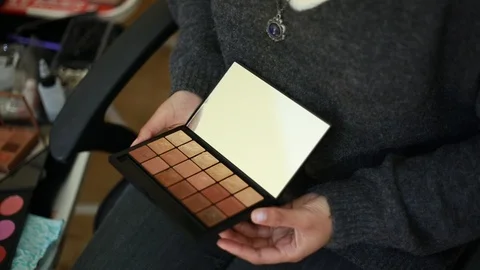 Video of a model having makeup applied by a makeup artist before a photoshoot. 스톡 동영상 89905114
