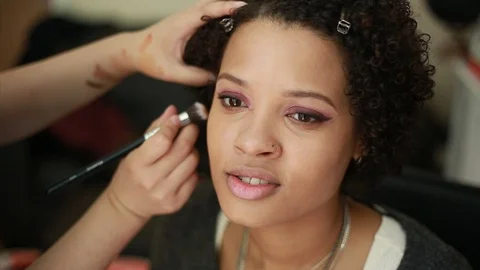Video of a model having makeup applied by a makeup artist before a photoshoot. Vidéo 89905123