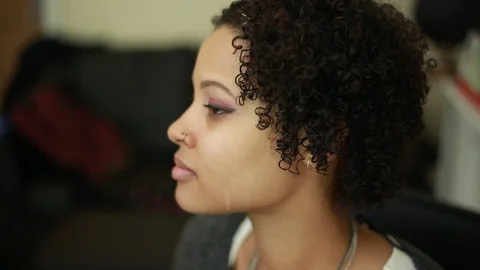 Video of a model having makeup applied by a makeup artist before a photoshoot. Vídeos de archivo 89923522