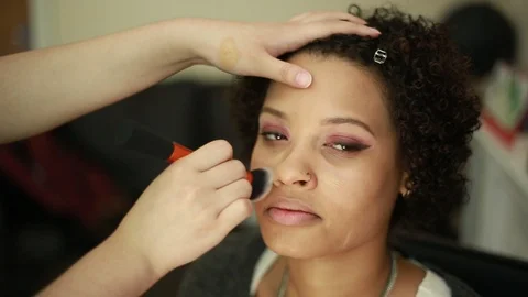Video of a model having makeup applied by a makeup artist before a photoshoot. 스톡 동영상 89923667