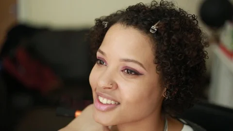 Video of a model having makeup applied by a makeup artist before a photoshoot. 스톡 동영상 89929108