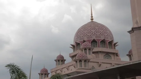 Video of a mosque under a cloudy sky 動画素材 137838959