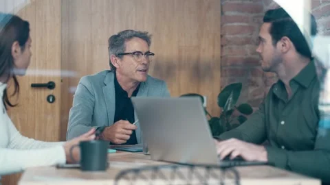 Video of multiage entrepreneurs talking while working together in a coworki.. Stock Footage 247203827