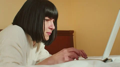 This video offers a glimpse into the daily work routine of a young woman during Vídeos de archivo 236500838