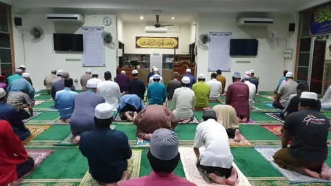 Video People performing prayer and follow Health SOP in the Mosque Stock Footage 148404632
