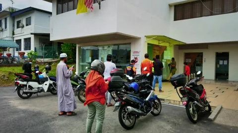 Video People queueing in front of Maybank and follow KKM's SOP Stock Footage 148311914
