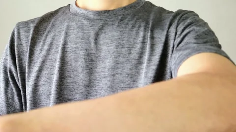 Video of a person applying a compress to their arm Stock Footage 324541561
