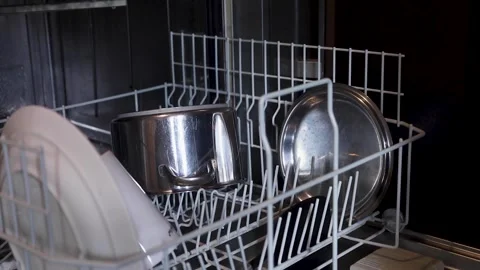 Video of a person unloading a dishwasher. 库存影片 335122772
