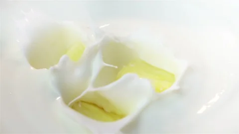 Video of pieces of pineapple falling into yogurt in real slow motion Vidéo 86174732