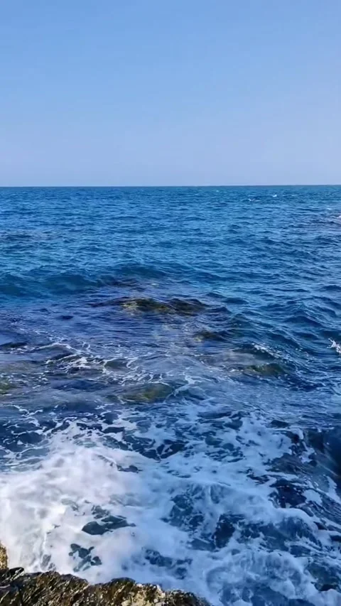 Video of powerful ocean wave crashing on rocky shore with sea spray Stockbeeldmateriaal 333605334