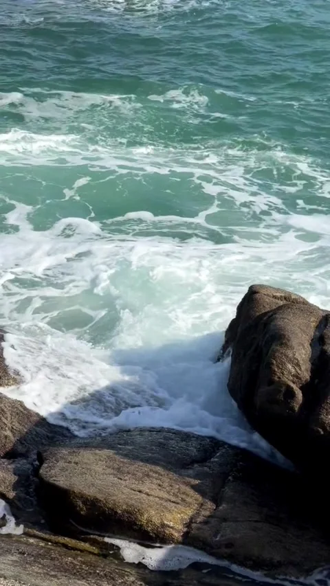 Video of powerful ocean waves crashing on rocky shore with sea spray Vidéo 333605212