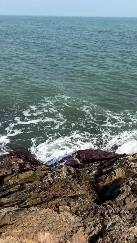 Video of powerful ocean waves crashing on rocky shore at coastline Vidéo 333605225