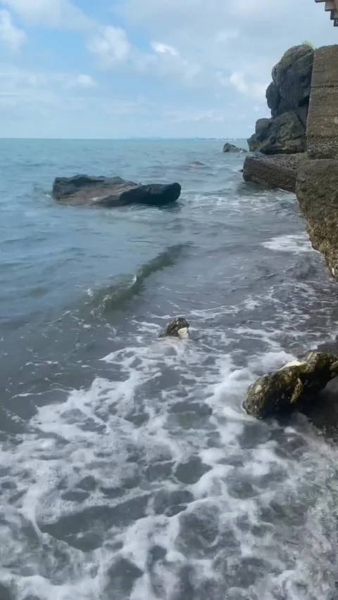 Video of powerful ocean waves crashing against rocky cliffs at shoreline Vidéo 333605242