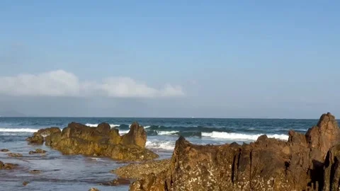Video of powerful ocean waves crashing on rocky shore with dramatic clouds Vídeos de archivo 333605276