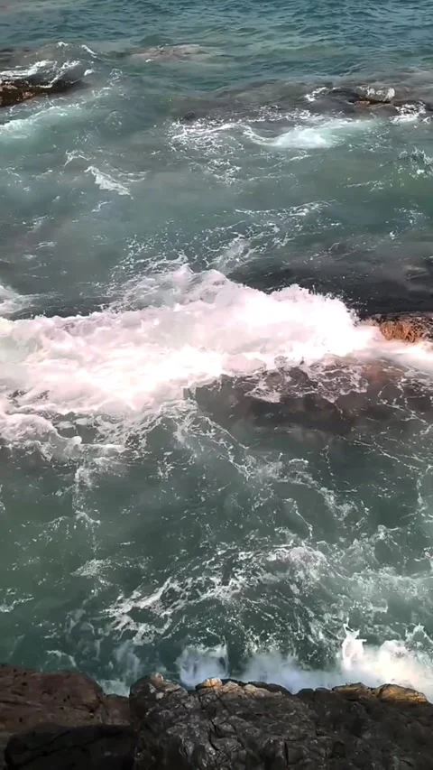 Video of powerful ocean waves crashing on rocky shore in smooth motion Vídeos de archivo 333605317