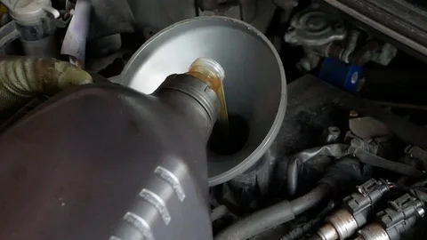 Video process of adding oil to the engine 스톡 동영상 114295072