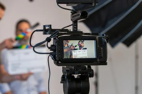 Video Production Studio Set Actor, Slate Can Be Seen Through Monitor Foto stock