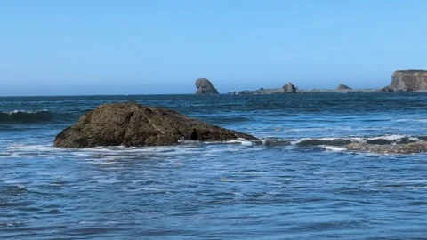 Video of a quiet Crescent City beach with blue waves, rocky cliffs Stock-Footage 320508992