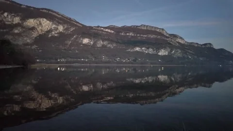 Video of the reflection of the mountains in the lake 動画素材 314907297