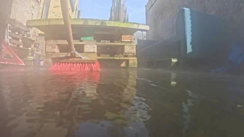 Video scrubbing deck with hot water, with steam. 库存影片 332800227