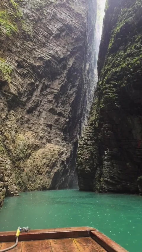 Video of serene waterfall cascading into turquoise pool in lush canyon Vidéo 333605271