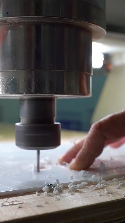 Video set: The milling machine operator cuts letters on plastic. Vertical video. 스톡 동영상 286980090