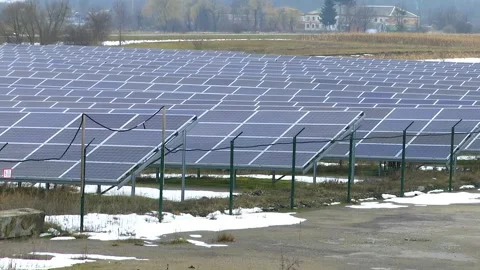Video Set: Solar plant in winter on a cloudy day. Solar panels in the winter. Vídeos de archivo 257678051