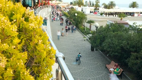 Video shooting in time lapse mode. Sochi embankment in the evening Vidéo 107457680