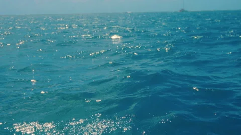 This video showcases tranquil water, its waves and calming beauty Vídeo Stock 317946901
