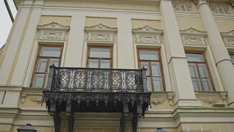 A video showcasing a large white building with columns and balconies Vidéo 270497053