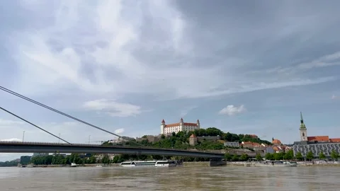 A video showcasing a serene riverside view with Bratislava Castle on a hill Vidéo 301540938