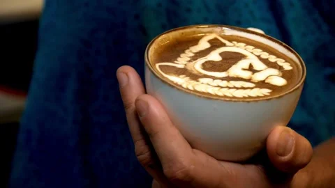 A video that showing how to make Latte Art. Tutorial of making art latte. 動画素材 334648289